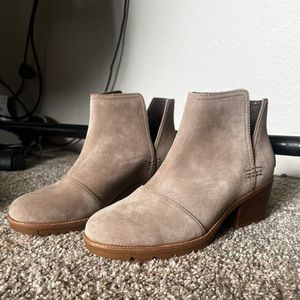 Sorel cut out booties size 6